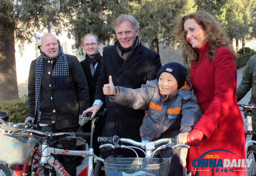 丹麥女交通部長(zhǎng)寒風(fēng)中從酒店騎自行車(chē)到駐華使館