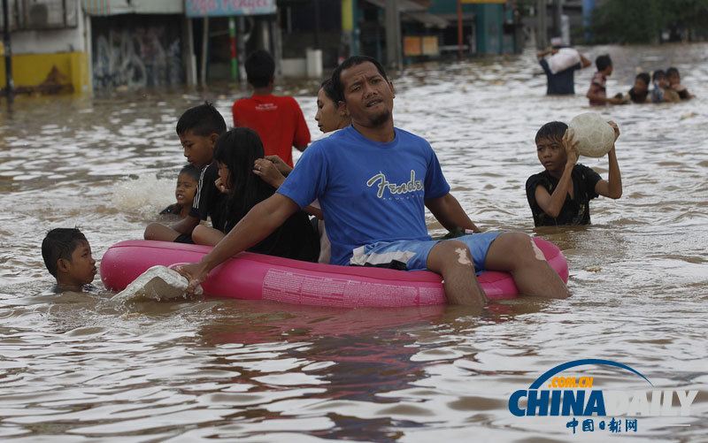 印尼洪水泛濫持續(xù) 居民被迫“劃船”出行