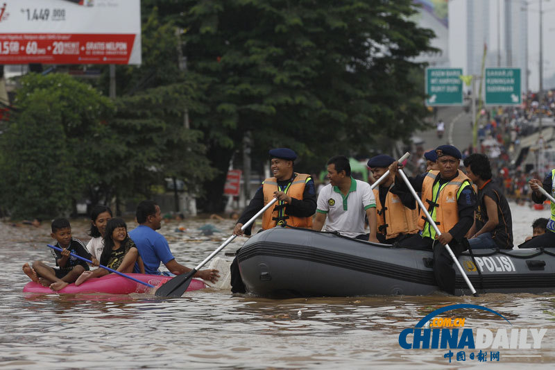印尼洪水泛濫持續 居民被迫“劃船”出行