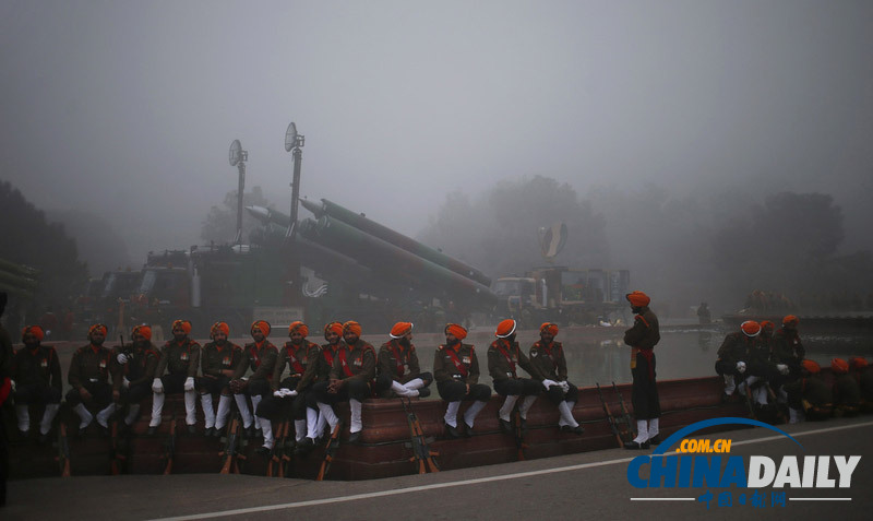 印度為共和國日閱兵舉行彩排 士兵迎霧霾出操