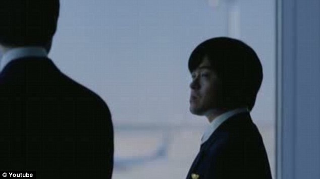 日航空公司戴假鼻子扮西方人廣告被批歧視本國(guó)人