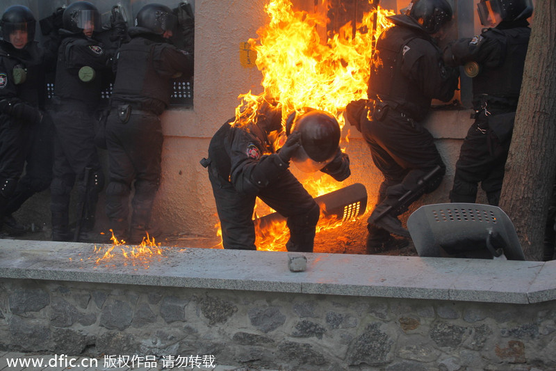 烏克蘭警方驅散示威者遭燃燒瓶襲擊 至少2名抗議者身亡