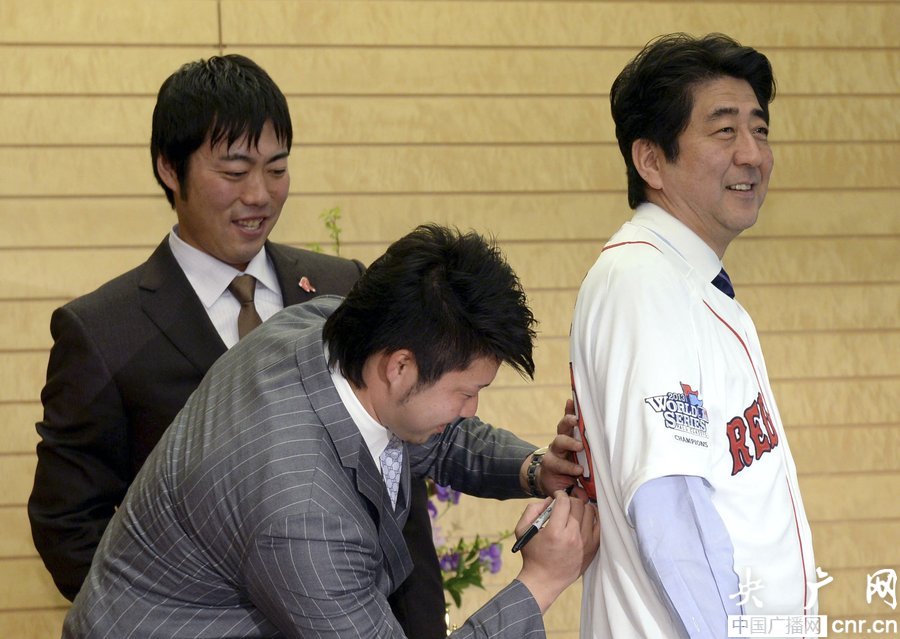 美參議員訪問日本 安倍“點頭哈腰”恭敬接待