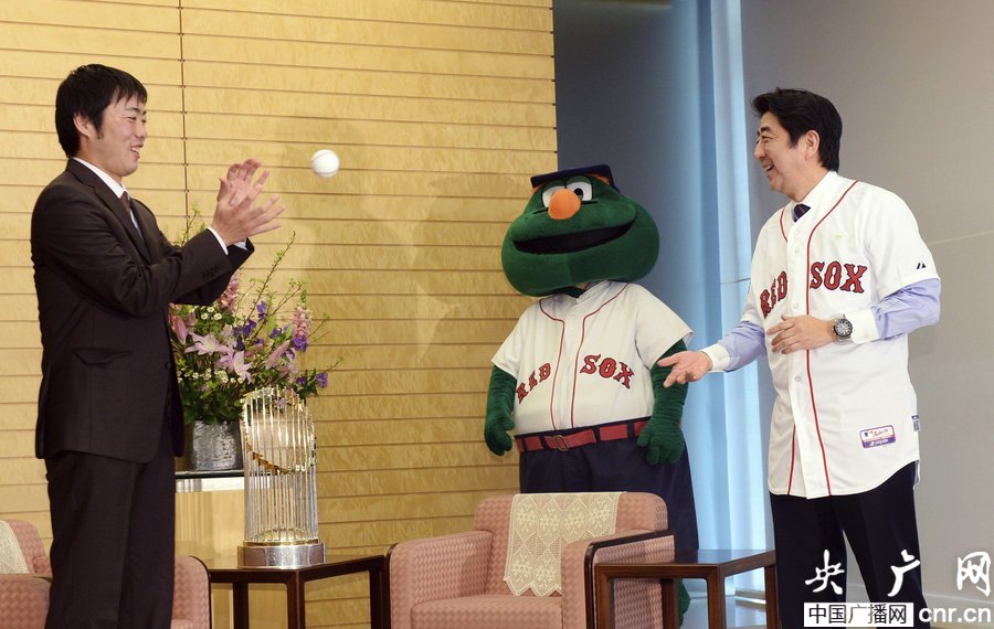 美參議員訪問日本 安倍“點頭哈腰”恭敬接待