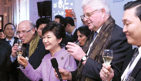 安倍突現(xiàn)樸槿惠演講現(xiàn)場 在最前排傾聽但遭無視