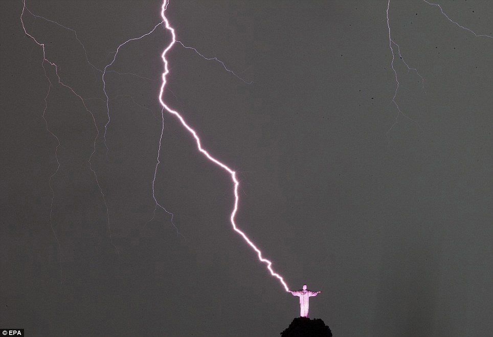 巴西修復(fù)遭雷擊耶穌像耗時4個月