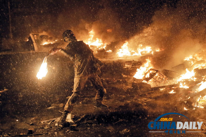 烏克蘭首都沖突持續(xù) 3名示威者遇難高清現(xiàn)場圖