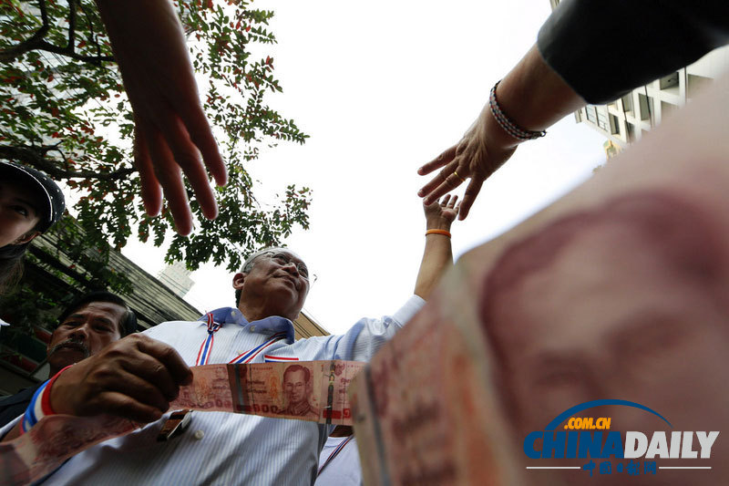 泰反對派陣營日漸壯大 捐款數到手軟要用麻袋裝