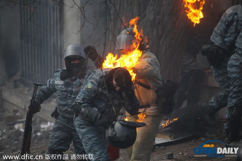 烏克蘭沖突持續(xù)街道如戰(zhàn)場 民眾點(diǎn)蠟燭紀(jì)念被打死者