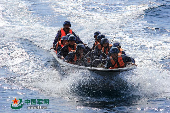 南海艦隊(duì)某登陸艦支隊(duì)在南海某海域展開突擊登陸演練