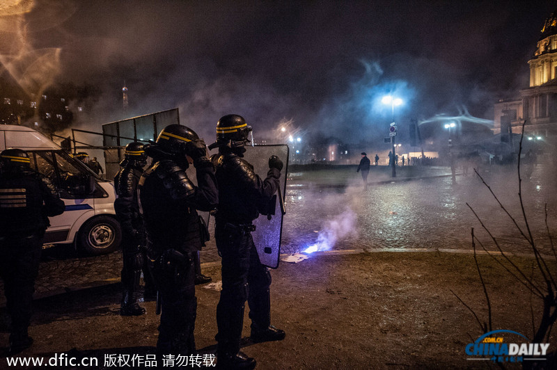 巴黎反奧朗德示威愈演愈烈 警民發生激烈沖突