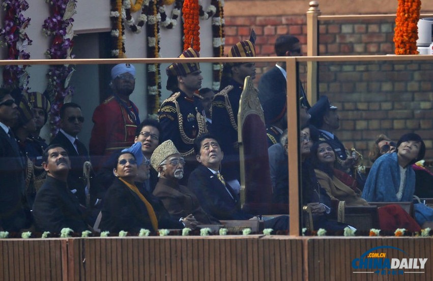 印度閱兵式展先進武器 安倍出席保安持槍護衛