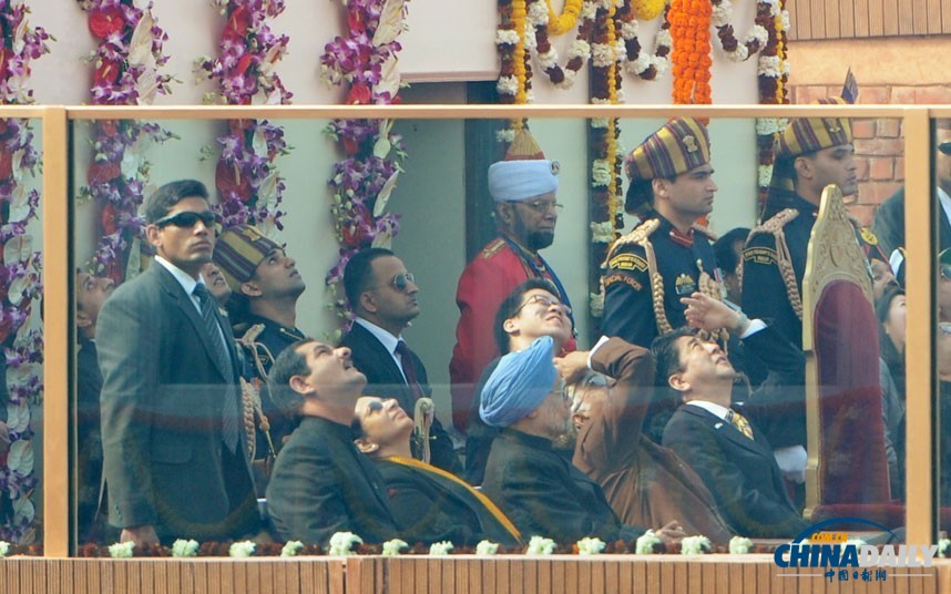 印度閱兵式展先進武器 安倍出席保安持槍護衛