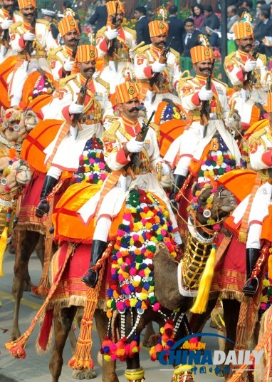 印度閱兵式展先進武器 安倍出席保安持槍護衛