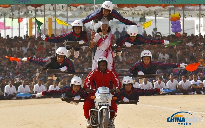 印度閱兵式展先進武器 安倍出席保安持槍護衛