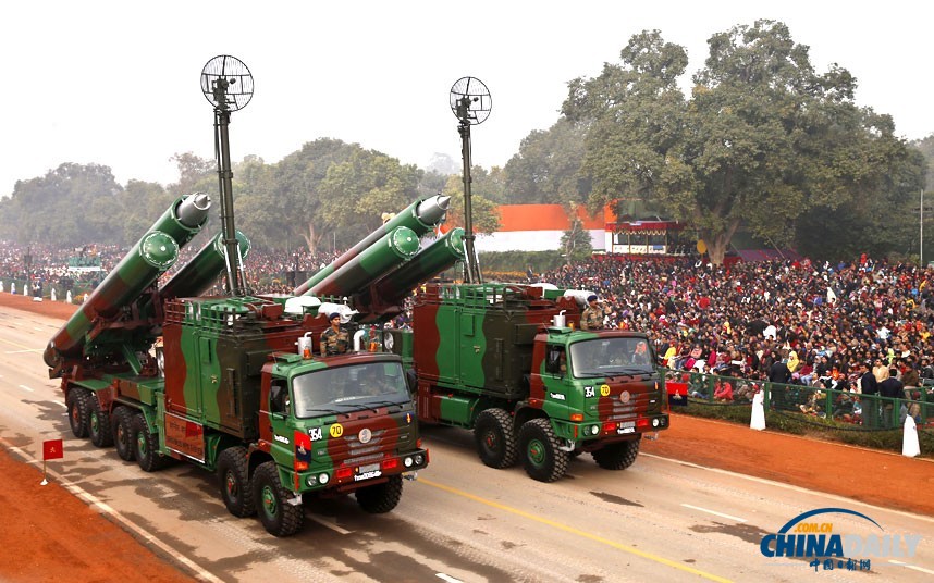 印度閱兵式展先進武器 安倍出席保安持槍護衛