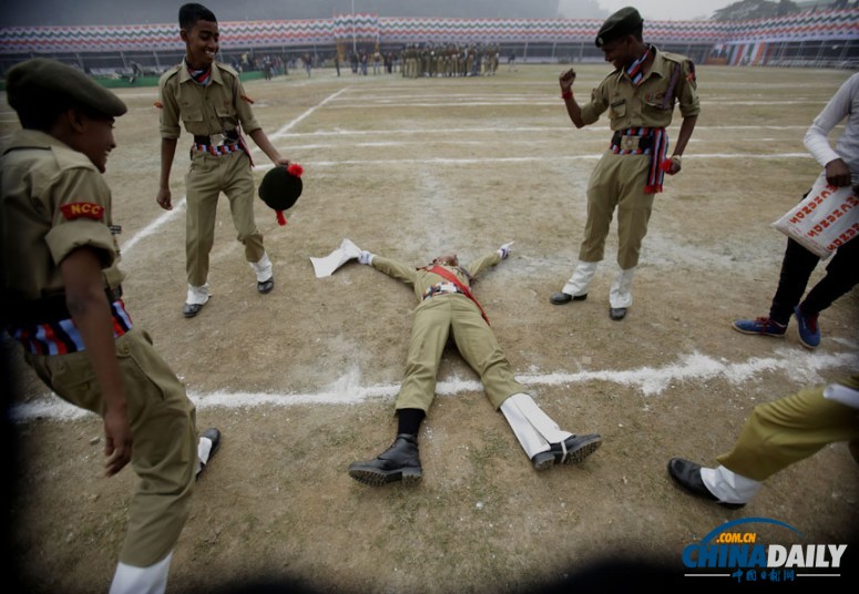 印度閱兵式展先進武器 安倍出席保安持槍護衛