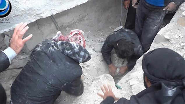 敘利亞內戰的另一面:多人徒手挖掘被埋瓦礫中的幼童