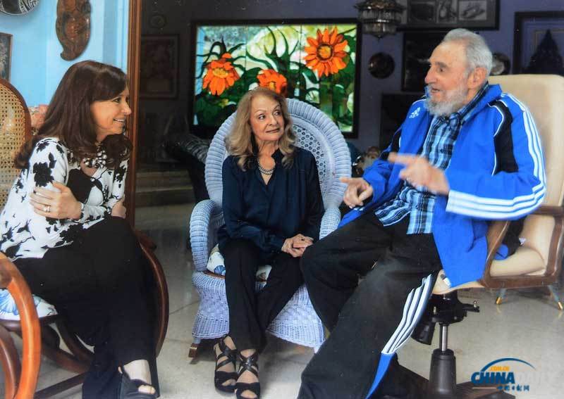 老卡斯特羅與拉美女政要會(huì)面 精神奕奕老當(dāng)益壯（圖）