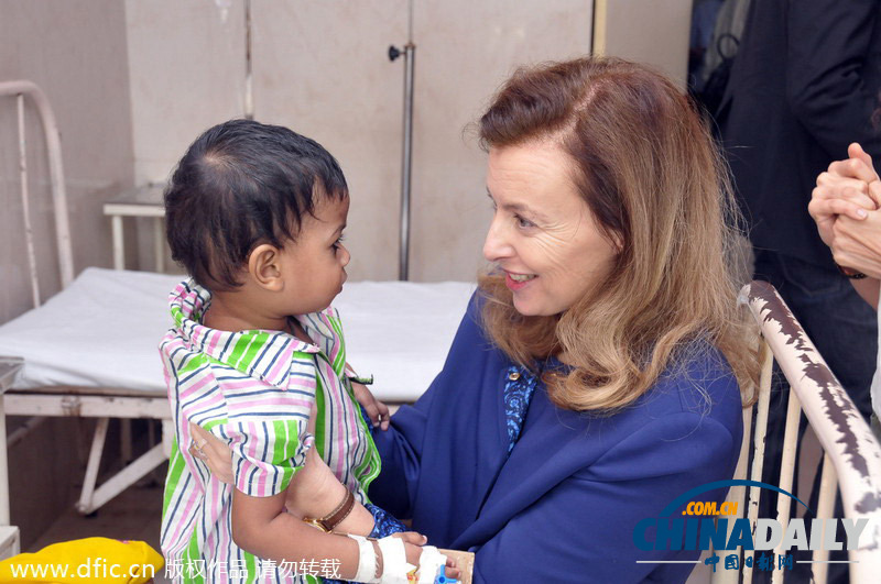 法國前第一女友參觀印度貧民醫院 上演“親民秀”