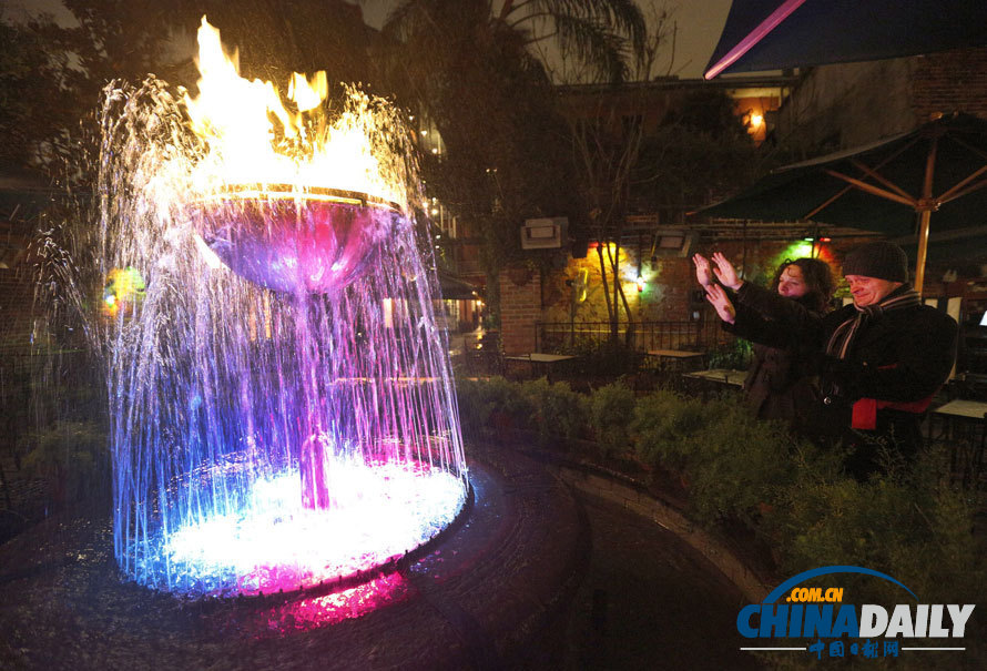 美遭罕見大雪襲擊五州進入緊急狀態(tài) 游客借噴泉暖手