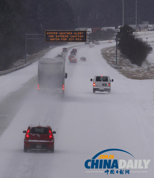 美遭罕見大雪襲擊五州進入緊急狀態 游客借噴泉暖手