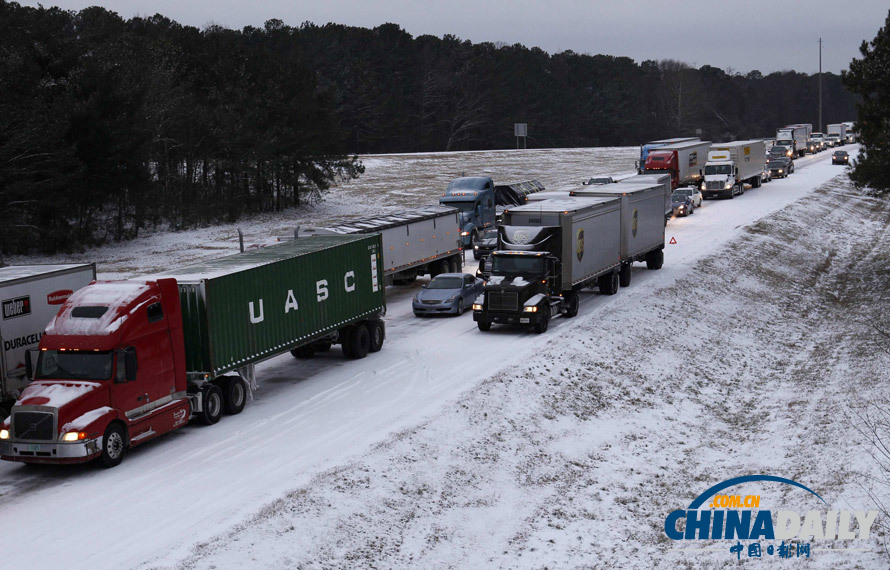美遭罕見大雪襲擊五州進入緊急狀態(tài) 游客借噴泉暖手