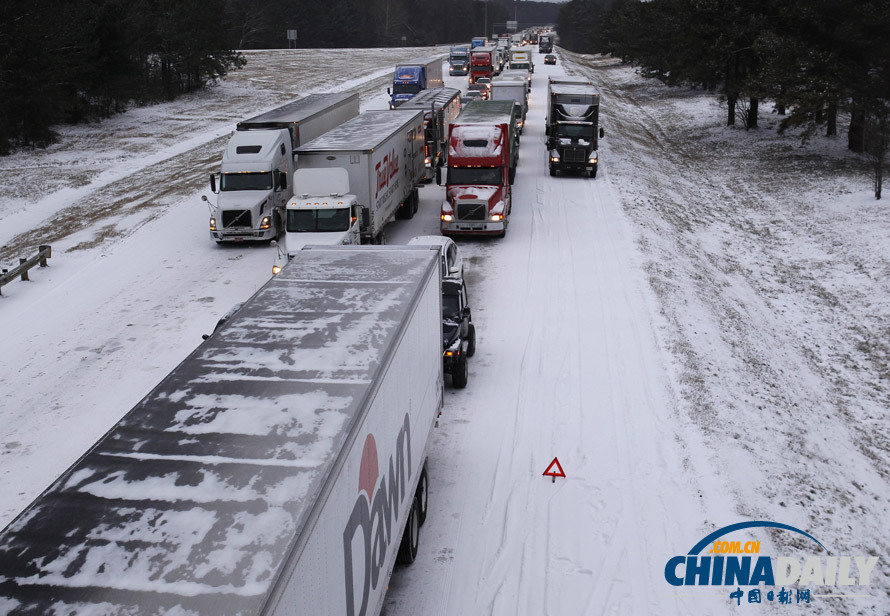 美遭罕見大雪襲擊五州進入緊急狀態 游客借噴泉暖手