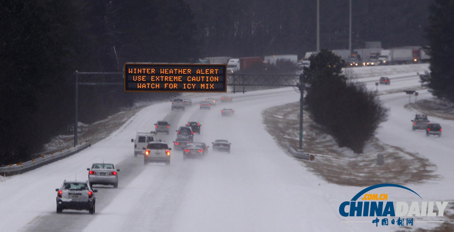美遭罕見(jiàn)大雪襲擊五州進(jìn)入緊急狀態(tài) 游客借噴泉暖手