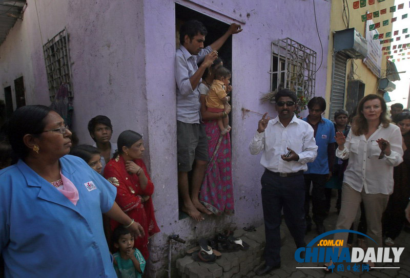 法前第一女友造訪印度貧民窟 盤腿而坐抱孩子秀親民