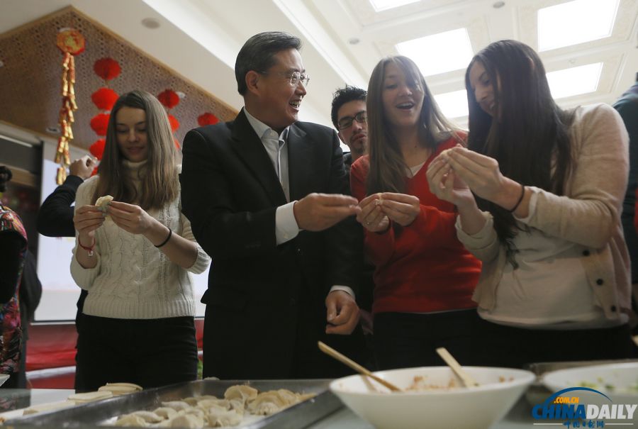 中外師生寫“馬”字包餃子 共迎中國年