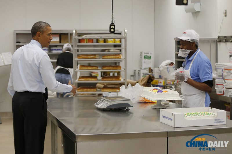 奧巴馬參觀超市秀親民 承諾將提高最低工資標準