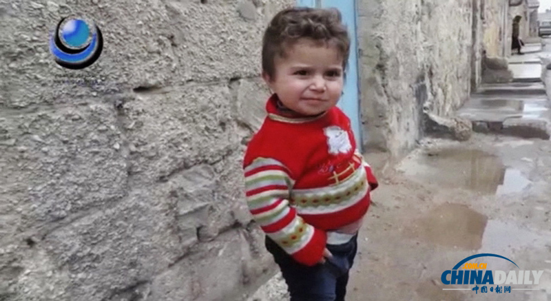 敘利亞一14個月女嬰身陷戰亂廢墟中 被民眾救出