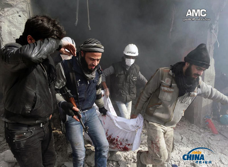 敘利亞一14個月女嬰身陷戰(zhàn)亂廢墟中 被民眾救出