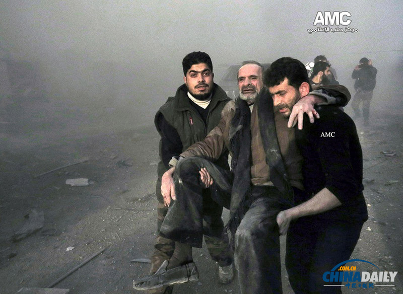 敘利亞一14個月女嬰身陷戰亂廢墟中 被民眾救出