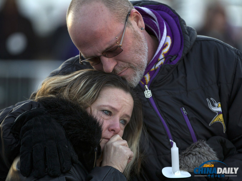 美國(guó)民眾為商場(chǎng)槍擊案遇難者舉辦悼念活動(dòng)