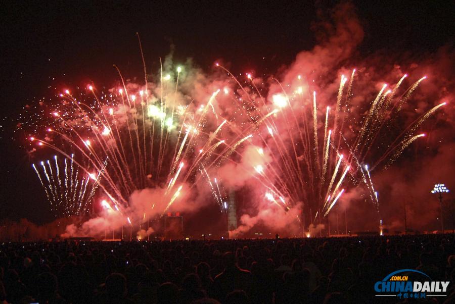 看煙花玩滑輪獻(xiàn)花籃 朝鮮民眾喜迎新年