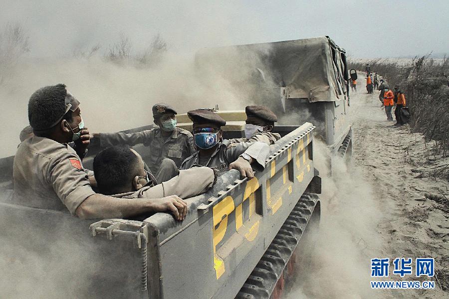 印尼錫納朋火山噴發 十多人喪生