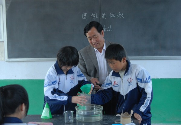 獨臂校長馬笑冰:山區孩子的“筑夢人”