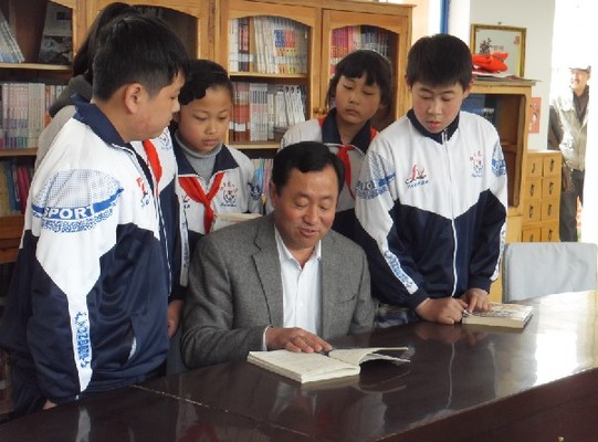 獨臂校長馬笑冰：山區孩子的“筑夢人”