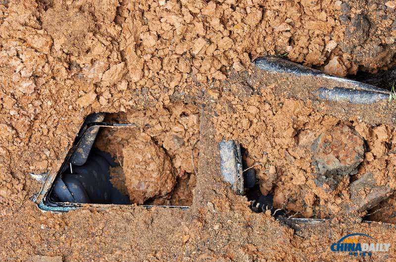 英國居民房屋前驚現大坑 汽車慘遭“吞噬”