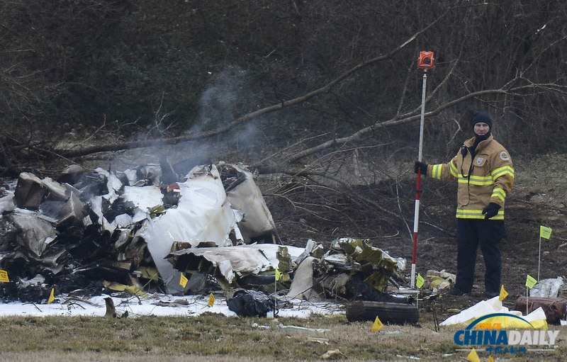 美一架小型飛機停車場墜毀 機上一家四口全部遇難