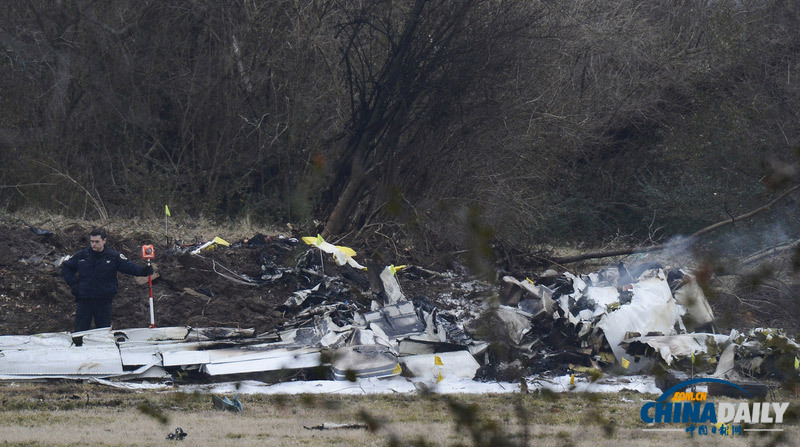 美一架小型飛機(jī)停車場(chǎng)墜毀 機(jī)上一家四口全部遇難