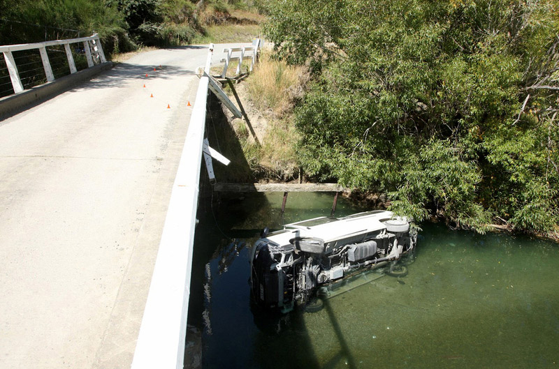 香港男子新西蘭自駕游撞橋墜河 致10名親友死傷