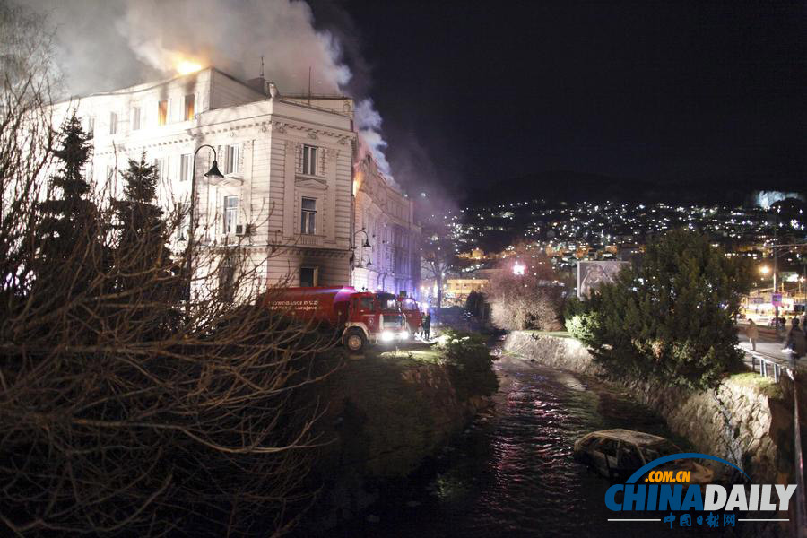 波黑抗議暫告結束 沖突現場一片狼藉