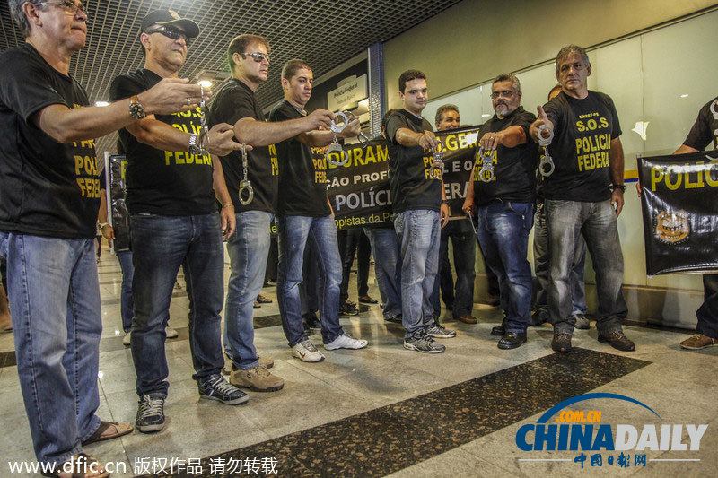 巴西警察持手銬集體示威 抗議政府腐敗