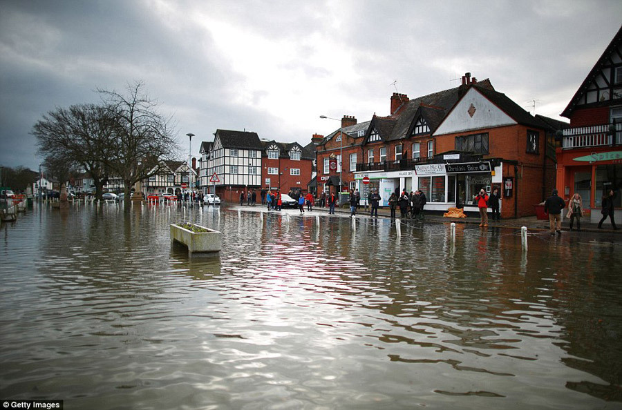 泰晤士河決堤洪水肆虐英國 大量房屋汽車被淹