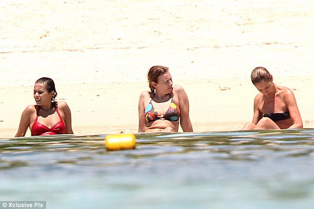 法前第一情侶獨行記：奧朗德單身訪美 瓦萊麗海灘療傷