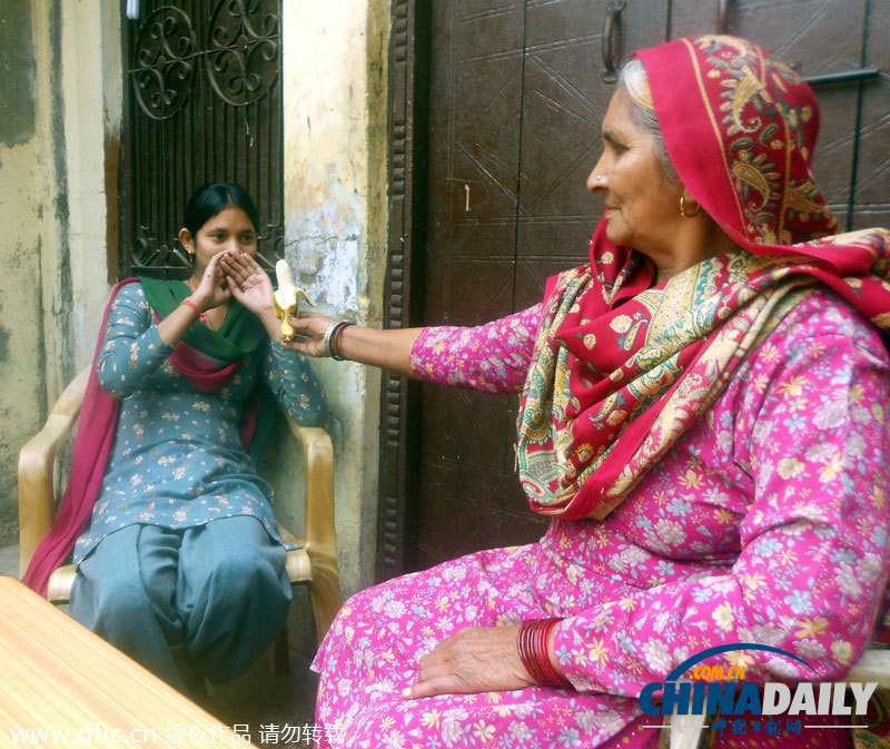 印度25歲女孩不能吃固體食物 母親買奶牛為其供食