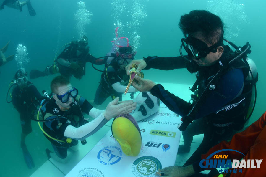 32對新人趕在情人節來臨前泰國舉辦海底婚禮